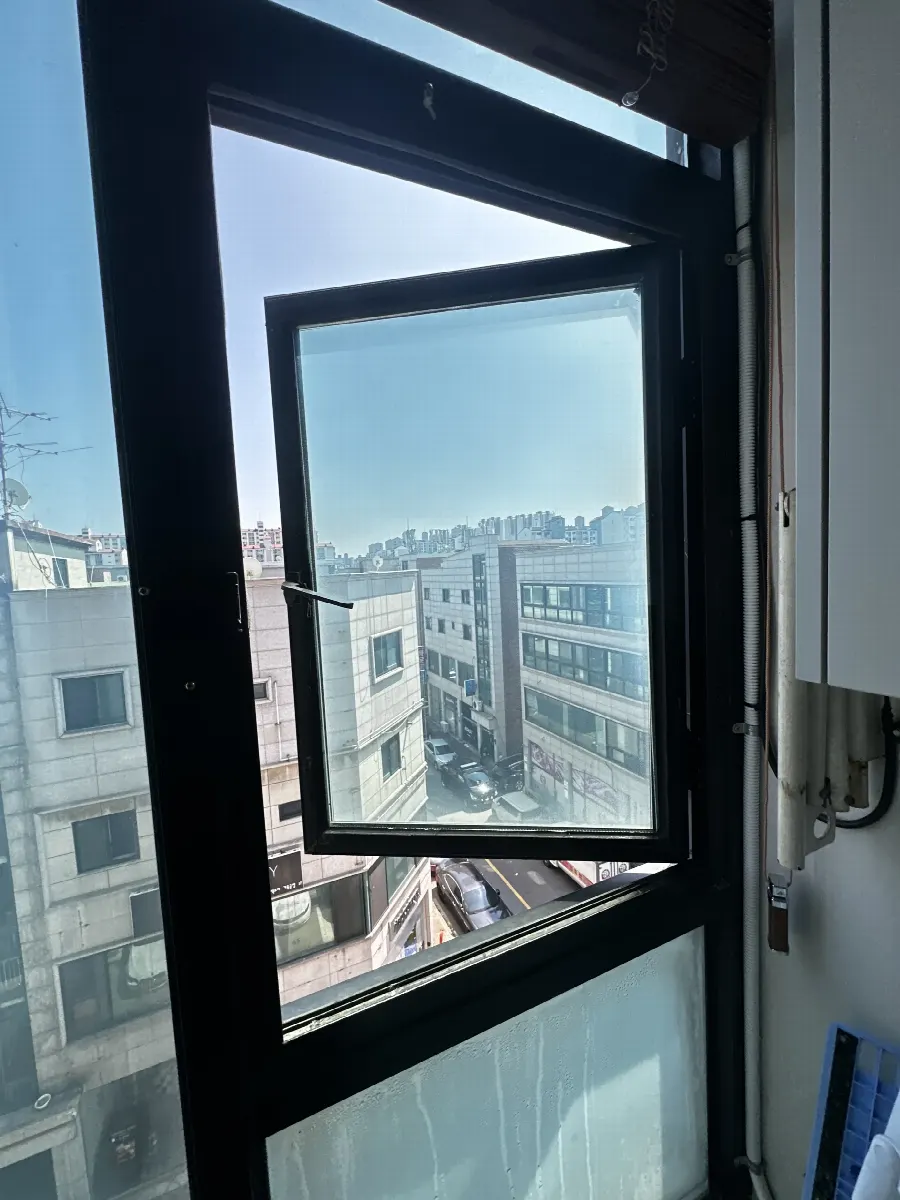 완전히 안열리고 틀어진 창호 수리 사례 10 프로젝트창 작업 후 모습