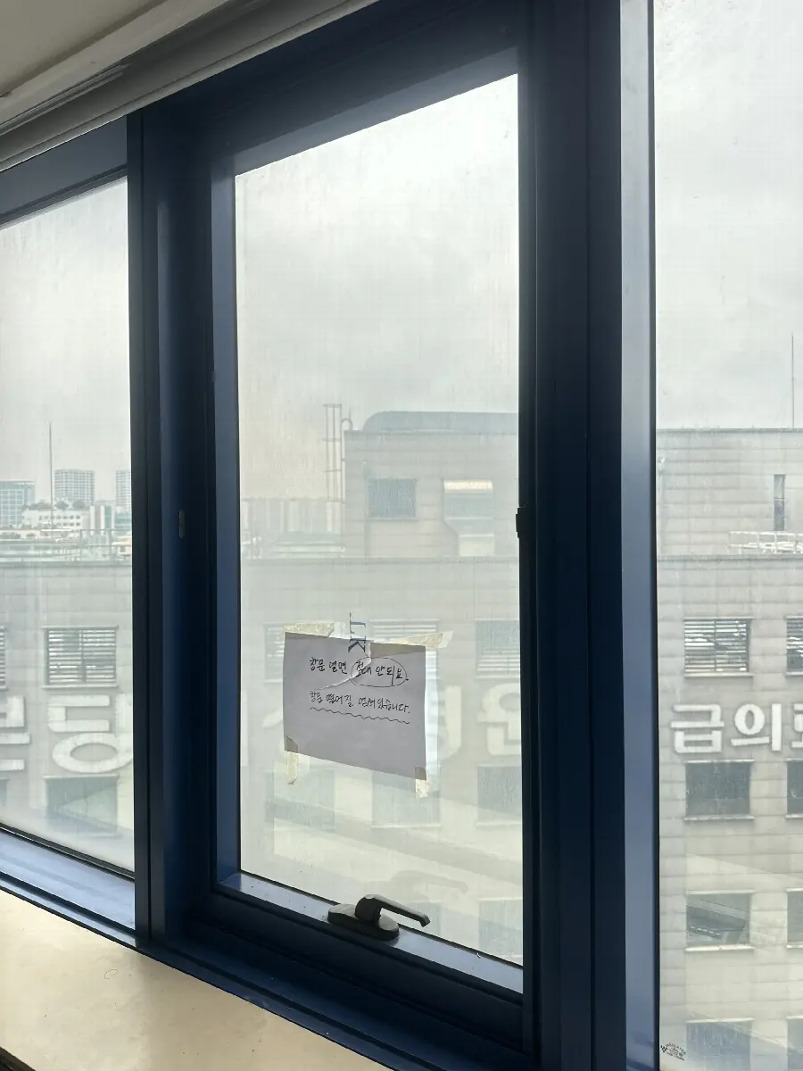 창호손잡이교체 전 프로젝트창 손잡이 주변 모습