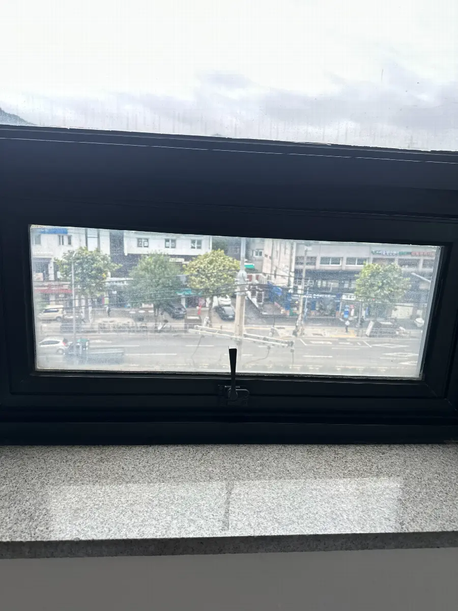 손잡이 교체를 앞둔 프로젝트창 점검 전 모습