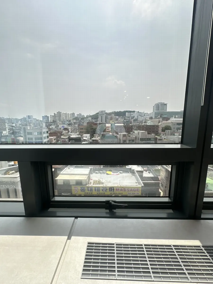 창문손잡이교체 상담 전 프로젝트창 손잡이 부위 사진